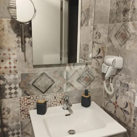 לינה וארוחת בוקר Viktoria House קסטרווילארי