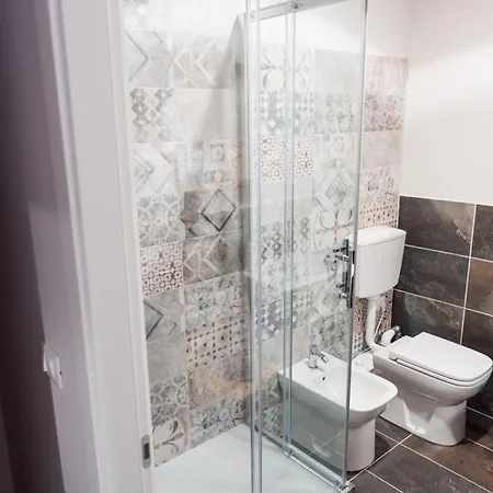 לינה וארוחת בוקר Viktoria House קסטרווילארי
