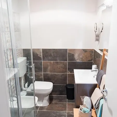 לינה וארוחת בוקר Viktoria House קסטרווילארי